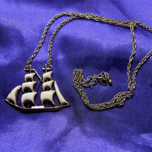 URBAN OUTFITTERS Gold Tone metal and enamel Ship necklace. - Picture 6 of 8